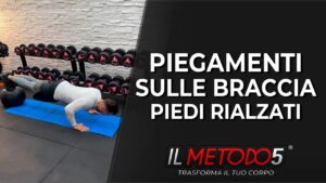 Piegamenti sulle braccia piedi rialzati