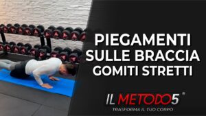 Piegamenti sulle braccia gomiti stretti