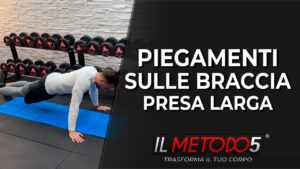 Piegamenti sulle braccia presa larga