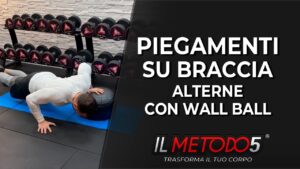 Piegamenti su braccia alterne con wallball