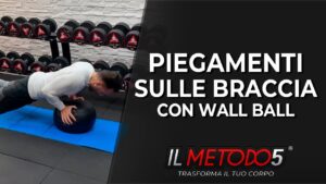 Piegamenti sulle braccia su wallball