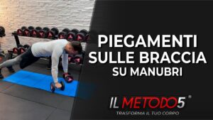 Piegamenti sulle braccia con manubri